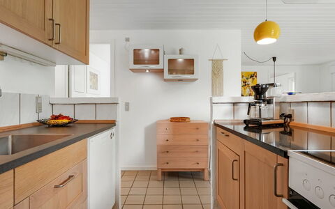 Ensio - 1.2Km from the Sea: Controsoffitto, Cucina, Cabinetry, Mobilia, Interior Design, Pavimentazione, Elettrodomestico Da Cucina, Legna, Lavello, Idraulico Fixture