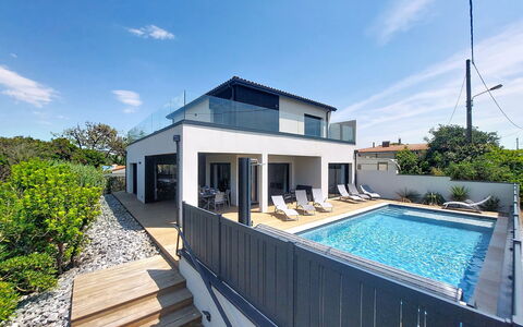 Villa Dune: Zona Residenziale, Casa, Casa, Materiale Composito, Piscina, Estate, Balcone, Ricorrere, Villa, Shade