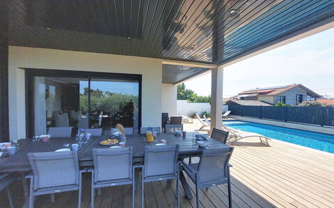 Villa Dune: Piscina, Architettura, Mobilia, Mobili Da Esterno, Casa, Zona Residenziale, Shade, Sedia, Tetto, Materiale Composito