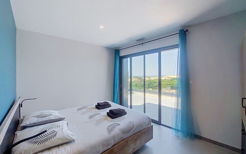 Villa Dune: Camera Da Letto, Letto, Interior Design, Mobilia, Lenzuolo, Pavimento, Bedding, Soffitto, Illuminazione, Camera