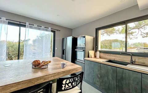 Villa Dune: Mobilia, Controsoffitto, Interior Design, Cucina, Pavimentazione, Legna, Cabinetry, Pavimento, Soffitto, Illuminazione