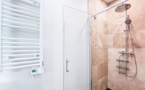 Villa Dune: Bagno, Idraulico Fixture, Pavimentazione, Pavimento, Interior Design, Doccia, Soffione Doccia, Idraulico, Rubinetto, Pannello Doccia