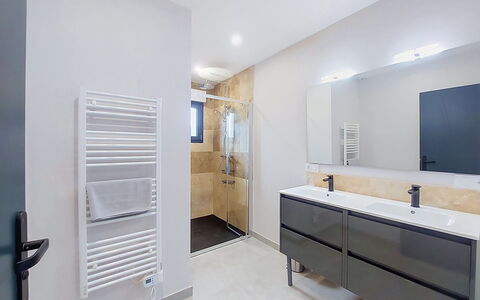 Maison Dune: Pavimentazione, Pavimento, Interior Design, Idraulico Fixture, Mobiletto Del Bagno, Bagno, Specchio, Cabinetry, Rubinetto, Soffitto