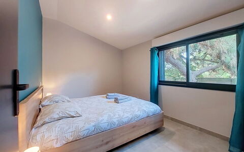 Maison Dune: Interior Design, Mobilia, Letto, Camera Da Letto, Parete, Legna, Pavimento, Pavimentazione, Soffitto, Lenzuolo