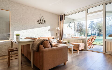 Beach House Bruinisse: Mobilia, Interior Design, Pavimentazione, Parete, Pavimento, Legna, Soffitto, Soggiorno, Divano, Camera
