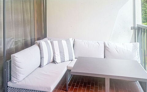 Studio Landskron Seezugang: Mobilia, Mobili Da Esterno, Pavimento, Bicchiere, Shade, Struttura Esterna, Sedia, Tavolo Esterno, Balcone, Terrazza