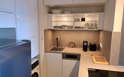 Studio Landskron Seezugang: Elettrodomestico Da Cucina, Apparecchio Major, Cucina, Interior Design, Controsoffitto, Pavimentazione, Legna, Elettrodomestico, Cabinetry, Mobilia