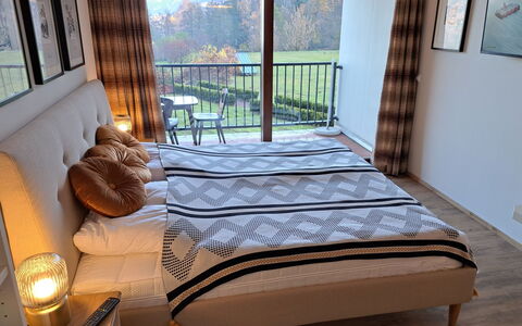 Studio Landskron Seezugang: Mobilia, Letto, Camera Da Letto, Interior Design, Legna, Pavimentazione, Lenzuolo, Bedding, Tessile, Pavimento