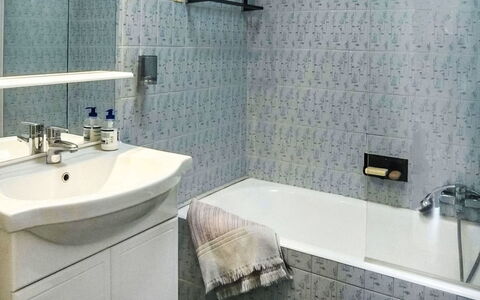 Les Jardins de L'Ermitage: Bagno, Idraulico Fixture, Pavimentazione, Lavandino Del Bagno, Pavimento, Lavello, Interior Design, Rubinetto, Piastrella, Idraulico
