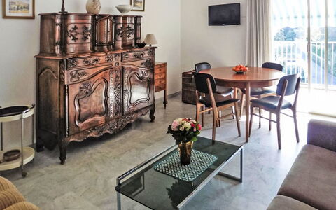 Les Jardins de L'Ermitage: Mobilia, Interior Design, Pavimentazione, Camera, Pavimento, Tavolo, Illuminazione, Cornice, Casa, Sedia
