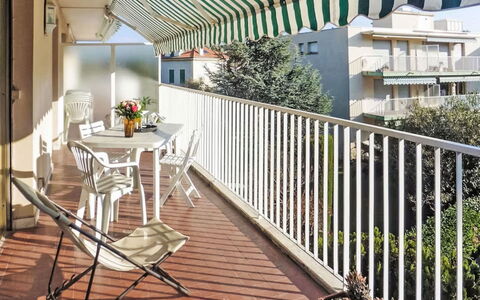 Les Jardins de L'Ermitage: Balcone, Portico, Appartamento, Shade, Mobili Da Esterno, Vaso Di Fiori, Pianta Della Casa, Sedia, Tavolo Esterno, Recinzione