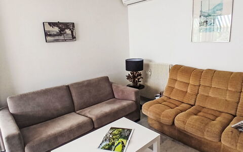 Les Jardins de L'Ermitage: Mobilia, Pavimentazione, Pavimento, Interior Design, Legna, Divano, Camera, Soggiorno, Appartamento