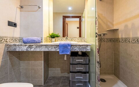 St Carles de la Ràpita 300: Idraulico Fixture, Pavimentazione, Lavello, Interior Design, Bagno, Lavandino Del Bagno, Controsoffitto, Pavimento, Rubinetto, Idraulico