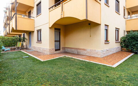 Dream House: Architettura, Appartamento, Balcone, Condominio, Shade, Corrimano, Illuminazione Diurna, Cortile, Recinzione, Hacienda