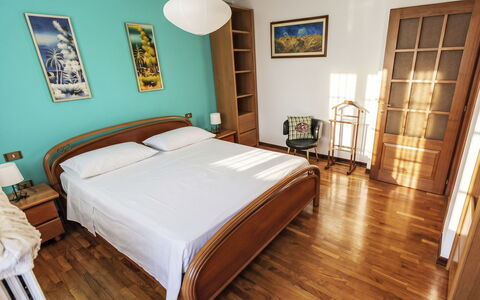 House Bigio: Mobilia, Letto, Interior Design, Pavimento, Camera Da Letto, Pavimentazione, Legna, Lenzuolo, Bedding, Camera