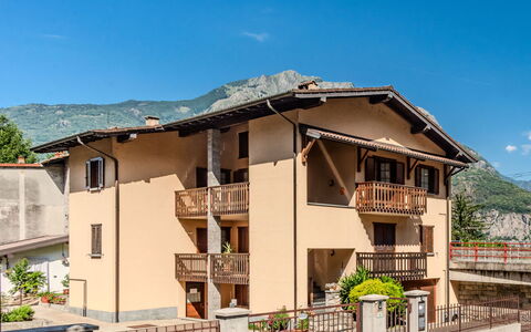 House Bigio: Zona Residenziale, Casa, Balcone, Insediamento Umano, Porta, Appartamento, Catena Montuosa, Sobborgo, Portico, Paesino Di Montagna