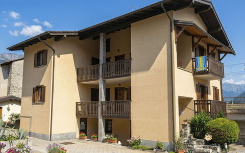 House Bigio: Zona Residenziale, Casa, Casa, Insediamento Umano, Porta, Balcone, Shade, Portico, Paesino Di Montagna, Villa