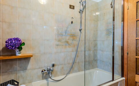House Bigio: Bagno, Idraulico Fixture, Vasca Da Bagno, Pavimentazione, Interior Design, Soffione Doccia, Doccia, Pavimento, Rubinetto, Idraulico
