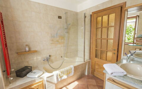 House Bigio: Interior Design, Pavimentazione, Pavimento, Mobilia, Idraulico Fixture, Bagno, Legna, Vasca Da Bagno, Rubinetto, Camera