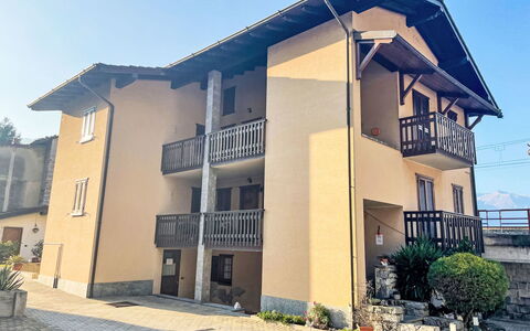 House Bigio: Zona Residenziale, Facciata, Casa, Casa, Insediamento Umano, Porta, Balcone, Sobborgo, Shade, Portico