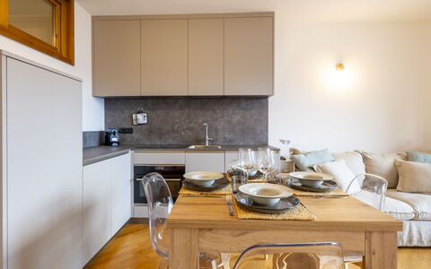 Baita Bucaneve: Mobilia, Cucina, Elettrodomestico Da Cucina, Interior Design, Controsoffitto, Pavimentazione, Parete, Cabinetry, Apparecchio Major, Legna
