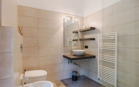 La Terrazza: Pavimentazione, Interior Design, Pavimento, Parete, Bagno, Idraulico Fixture, Gabinetto, Soffitto, Piastrella, Rubinetto