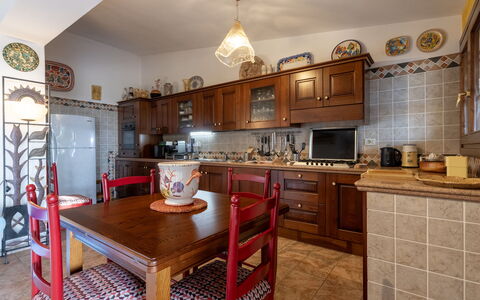 Casanova: Mobilia, Cucina, Interior Design, Cabinetry, Pavimentazione, Controsoffitto, Legna, Camera, Elettrodomestico Da Cucina, Pavimento