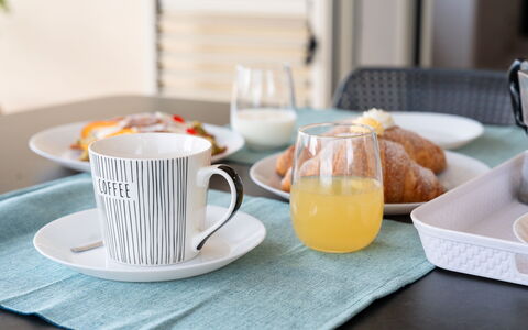 Villa Ninfa: Tavola, Serveware, Bicchieri, Tazza Di Caffè, Tazza, Cibo, Dishware, Mobilia, Piatto, Tavolo