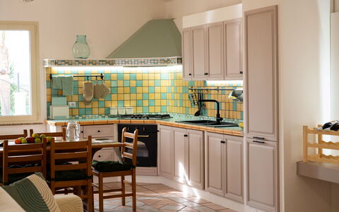 Villa Ninfa: Cucina, Interior Design, Controsoffitto, Mobilia, Cabinetry, Elettrodomestico Da Cucina, Pavimentazione, Apparecchio Major, Legna, Pavimento