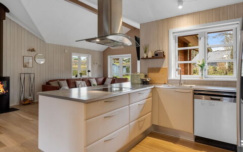 Marisol - 200M from the Sea: Pavimentazione, Mobilia, Controsoffitto, Interior Design, Cabinetry, Cucina, Elettrodomestico Da Cucina, Legna, Pavimento, Pavimento In Legno