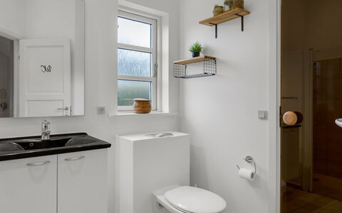 Marisol - 200M from the Sea: Idraulico Fixture, Parete, Bagno, Interior Design, Toilet Seat, Lavello, Pavimentazione, Lavandino Del Bagno, Gabinetto, Pavimento