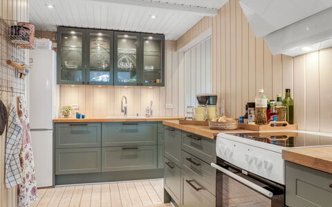 Erja - 600M from the Sea: Elettrodomestico Da Cucina, Cucina, Cabinetry, Controsoffitto, Interior Design, Apparecchio Major, Mobilia, Pavimentazione, Legna, Cassetto