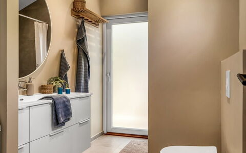 Erja - 600M from the Sea: Pavimentazione, Pavimento, Interior Design, Idraulico Fixture, Toilet Seat, Gabinetto, Bagno, Illuminazione, Camera, Idraulico