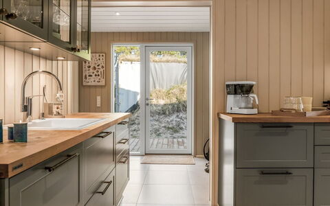 Erja - 600M from the Sea: Mobilia, Controsoffitto, Pavimentazione, Cucina, Cabinetry, Interior Design, Legna, Elettrodomestico Da Cucina, Pavimento, Cassetto