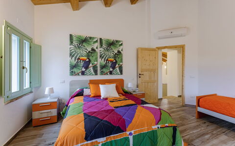 Villa Zena: Mobilia, Interior Design, Camera Da Letto, Letto, Pavimentazione, Legna, Pavimento, Lenzuolo, Soffitto, Bedding