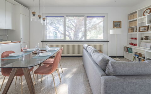 Torre Dell'Amore, Genova, Seaview: Mobilia, Interior Design, Pavimentazione, Parete, Pavimento, Legna, Soffitto, Tavolo, Cucina & Sala Da Pranzo Tavolo, Sala Da Pranzo