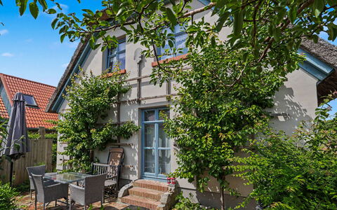 Reetgedecktes Ferienhaus Seelchen: Costruzione, Finestra, Casa, Zona Residenziale, Casa, Arbusto, Architettura, Villetta, Porta