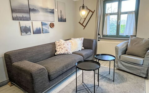 Reetgedecktes Ferienhaus Seelchen: Mobilia, Divano, Pavimentazione, Interior Design, Pavimento, Soggiorno, Legna, Casa, Camera