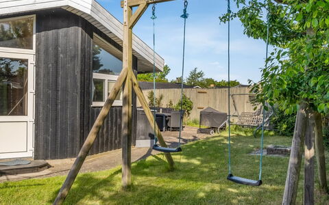 Yma - 250M from the Sea: Legna, Shade, Giardino, Metallo, Backyard, Plank, Landscaping, Latifoglie, Prato, Cortile