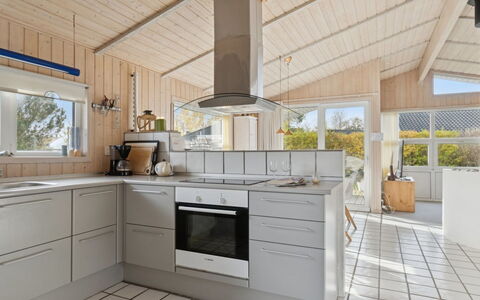 Yma - 250M from the Sea: Cucina, Controsoffitto, Pavimentazione, Elettrodomestico Da Cucina, Interior Design, Legna, Pavimento, Cabinetry, Apparecchio Major, Elettrodomestico