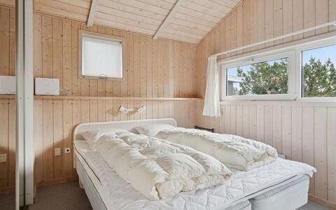 Yma - 250M from the Sea: Legna, Camera Da Letto, Casa, Letto, Bedding, Lenzuolo, Soffitto, Telaio Del Letto, Latifoglie, Congelamento