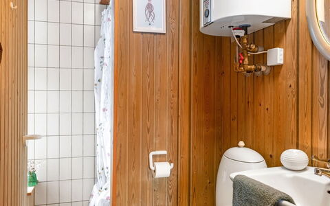 Antti - from the Sea: Idraulico Fixture, Legna, Bagno, Pavimentazione, Interior Design, Pavimento, Lavandino Del Bagno, Lavello, Idraulico, Rubinetto