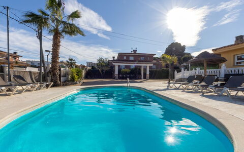Villa Malaga: Piscina, Ricorrere, Tempo Libero, Shade, Vacanza, Eco Hotel, Mobili Da Esterno, Hacienda, Tropici