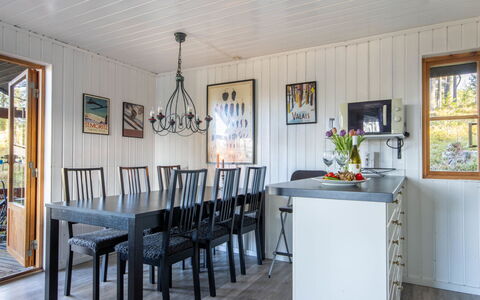 Lofsdalen Fjällnästet: Pavimentazione, Legna, Interior Design, Mobilia, Soffitto, Pavimento In Legno, Pavimento, Sala Da Pranzo, Lampada, Cucina & Sala Da Pranzo Tavolo