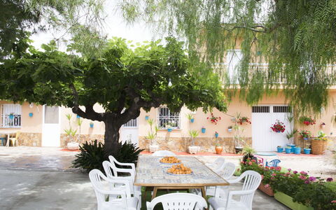 Masia del Mosso: Acqua, Cielo, Proprietà, Pianta, Costruzione, Nube, Piscina, Albero, Zona Residenziale, Erba