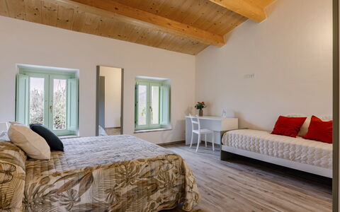 Zena Apartment: Mobilia, Interior Design, Parete, Letto, Pavimentazione, Pavimento, Camera Da Letto, Legna, Soffitto, Camera