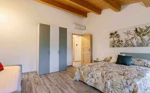 Zena Apartment: Interior Design, Legna, Camera Da Letto, Pavimentazione, Letto, Pavimento, Soffitto, Mobilia, Camera, Lenzuolo
