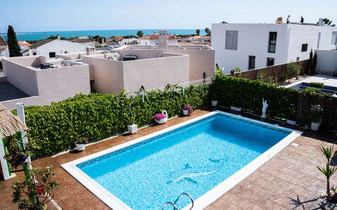 Mestral: Acqua, Pianta, Cielo, Proprietà, Piscina, Costruzione, Azzurro, Blu, Corpo D'Acqua, Sedia
