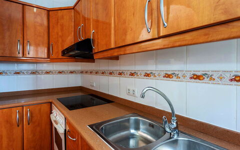 Valenciano: Marrone, Lavandino Della Cucina, Lavello, Cabinetry, Controsoffitto, Proprietà, Fotografia, Costruzione, Rubinetto, Bianca