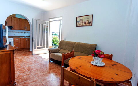 Valenciano: Tavolo, Cabinetry, Mobilia, Proprietà, Divano, Legna, Comfort, Interior Design, Cornice, Pavimentazione